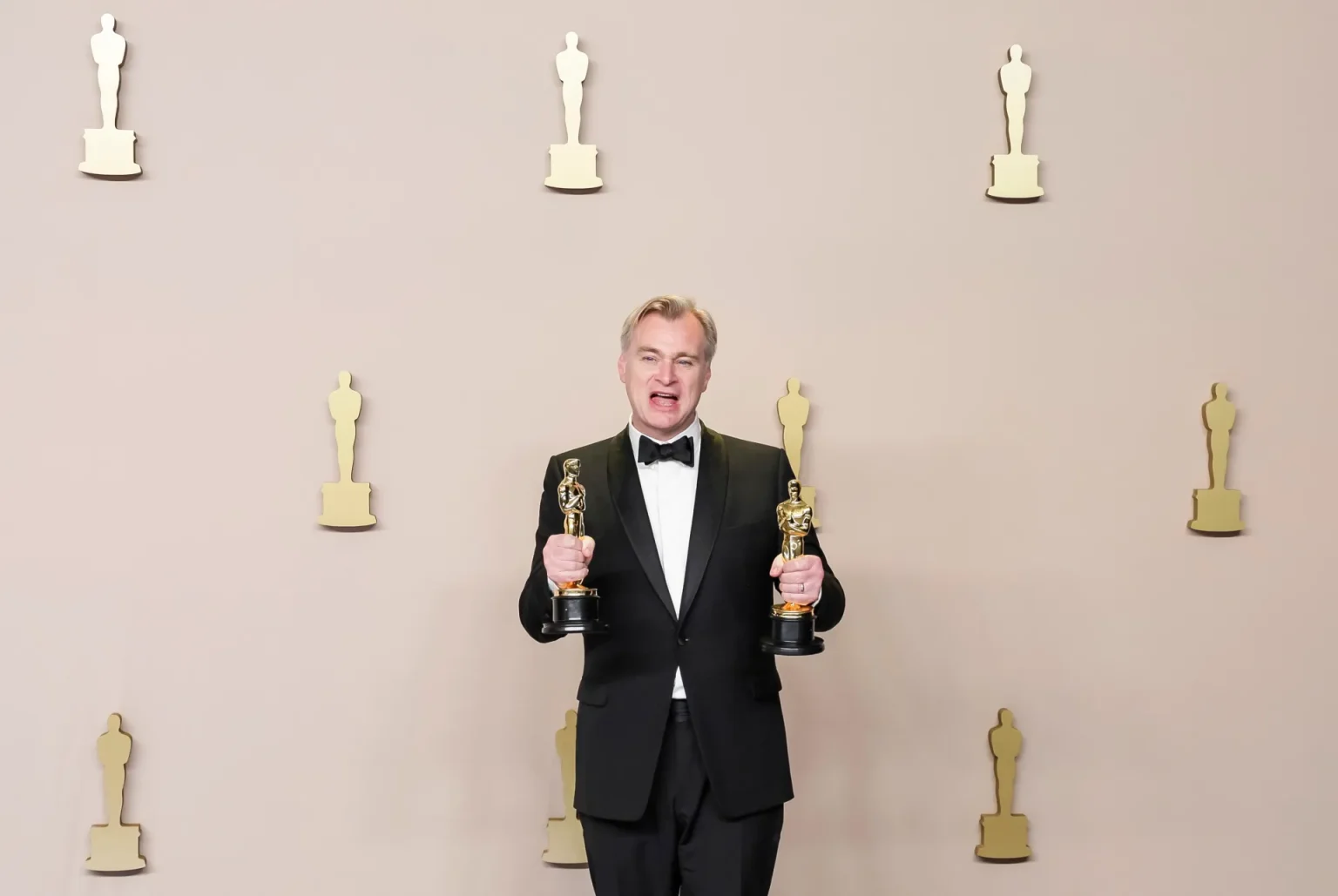 Christopher Nolan, ganador del Óscar a mejor director y mejor película por 'Oppenheimer', posa durante la 96 edición de los Premios de la Academia.