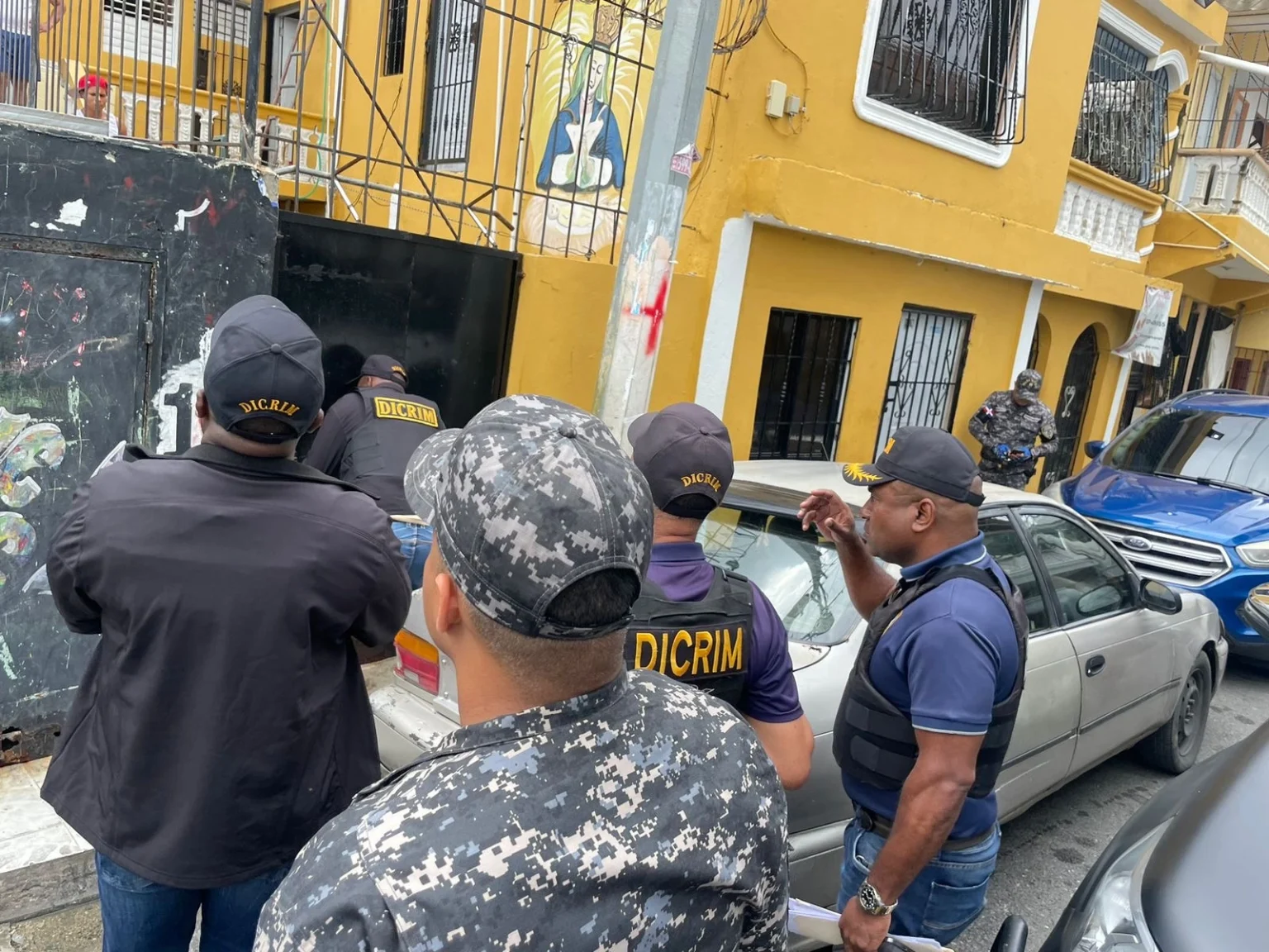 Ocupan drogas y armas de fuego, durante allanamientos en Villa Duarte y Los Mameyes Agentes policiales