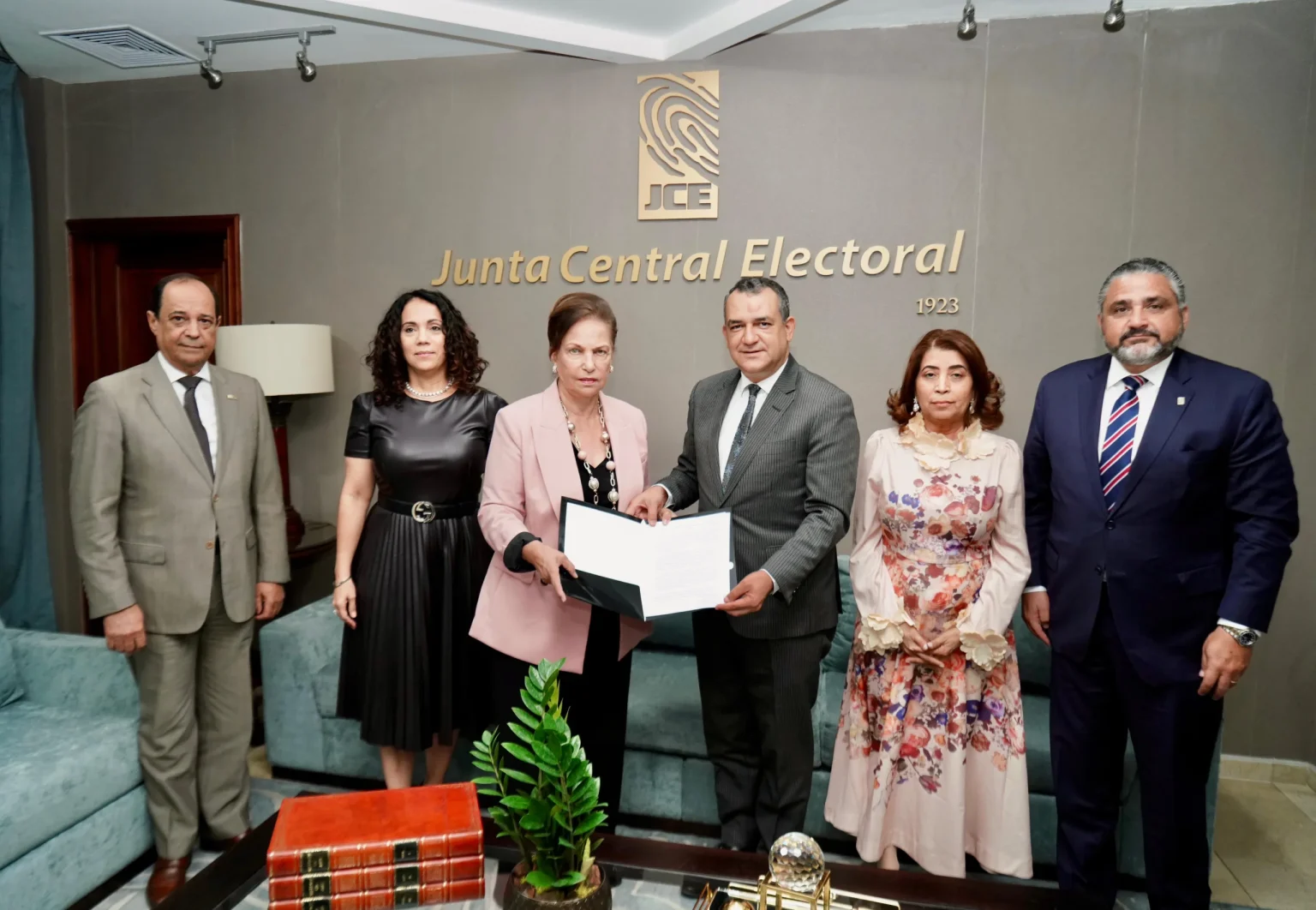 Partidos de oposición exigen garantías electorales a la JCE para elecciones de mayo mayo