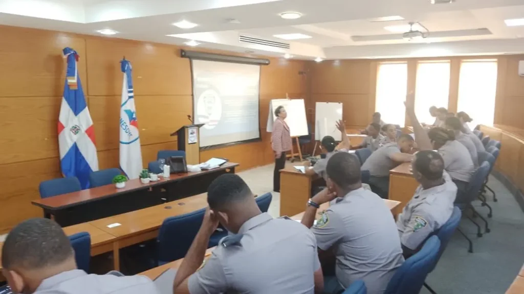 3,000 policías han sido capacitados en programas educativos complementarios policías