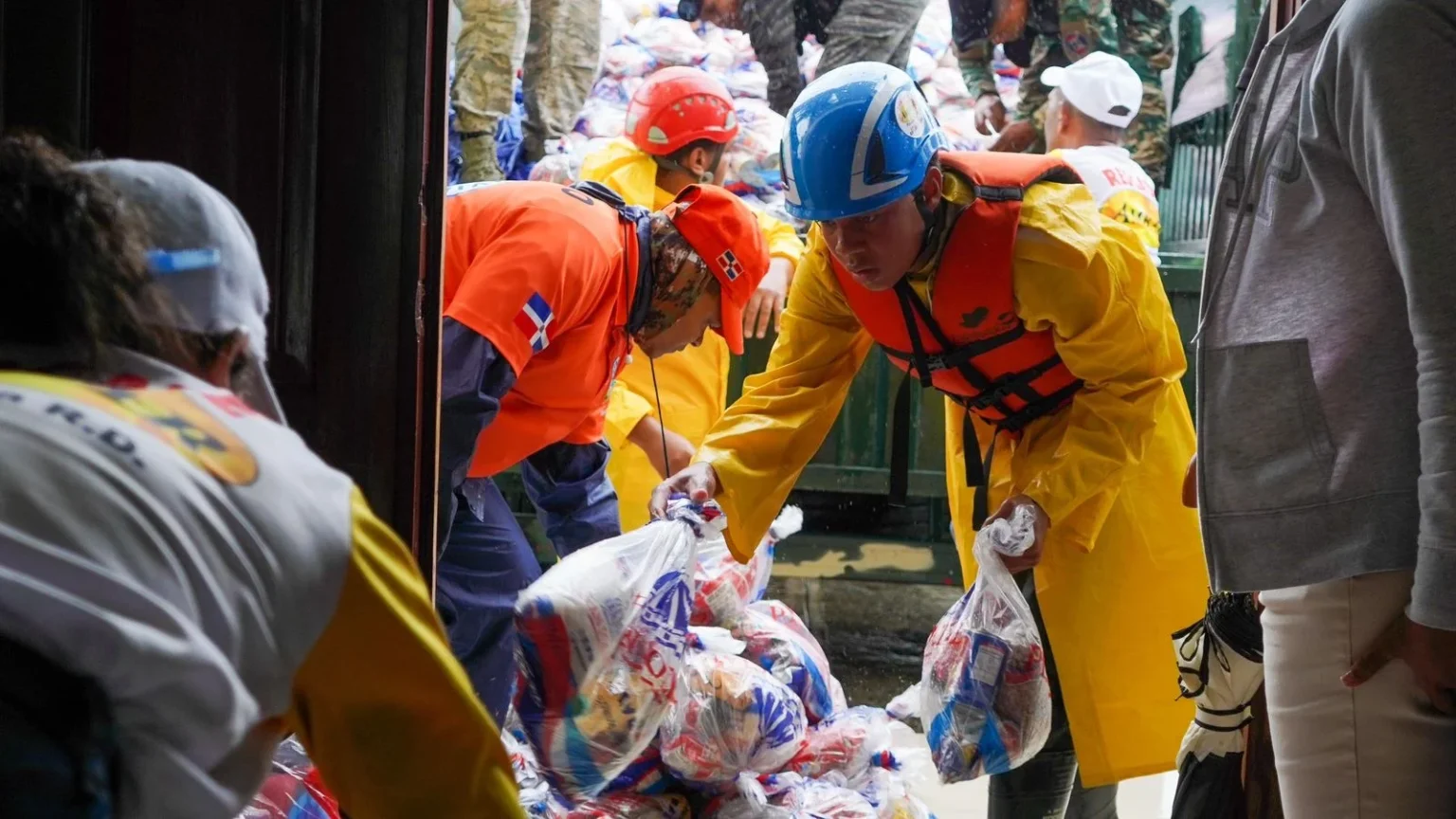 Ministro Igor Rodríguez lleva más ayudas a los afectados por las lluvias en Puerto Plata Ministro Igor Rodríguez