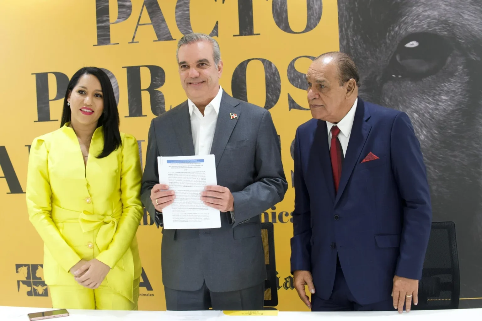 Líderes políticos, autoridades y sociedad civil firmán Pacto por los Animales de RD Abinader
