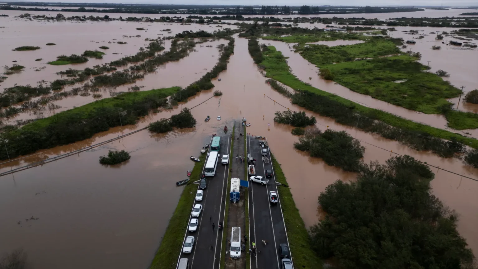 Aumentan a 57 las muertes por las inundaciones en el sur de Brasil Brasil