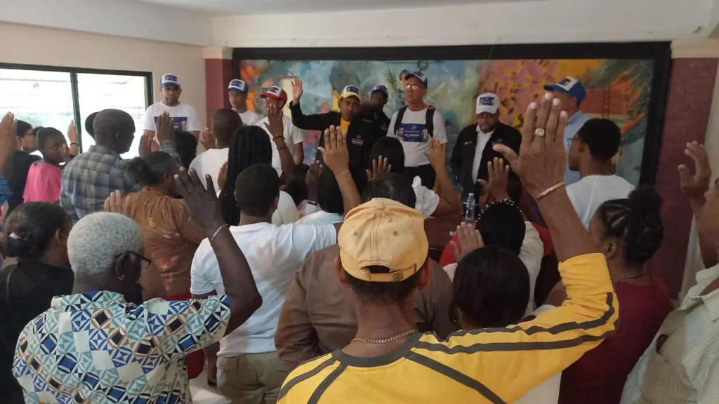 Comunicadores 8.0 Luis Abinader Presidente juramenta estudiantes de comunicación y equipo de apoyo en Sabana Perdida Comunicadores 8.0