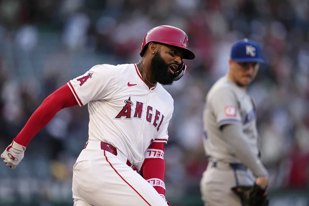 El jonrón de 3 carreras de Jo Adell y la gran noche de Kevin Pillar impulsan a los Angelinos a superar a los Reales 9-3 Jo Adell