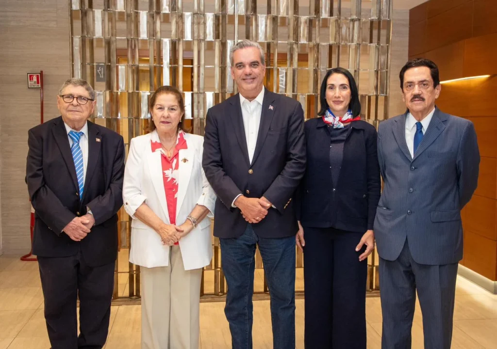 Presidente Abinader llega a Italia para audiencia privada con su santidad, el papa Francisco, en la Ciudad del Vaticano Presidente Abinader