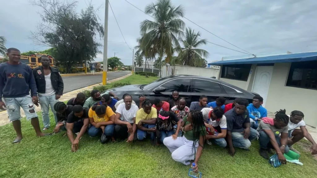 Detienen a hombre por ocultar haitianos indocumentados; se refugiaban en hotel de Villa Francisca haitianos