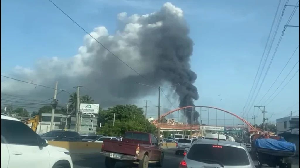 Incendio en nave industrial en la autopista Duarte genera gran humareda Incendio