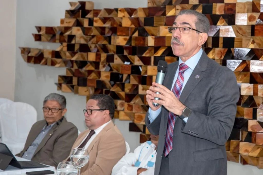 Jorge Asjana destaca que las universidades deben crear las condiciones para insertar a los graduandos en el mercado laboral Jorge Asjana