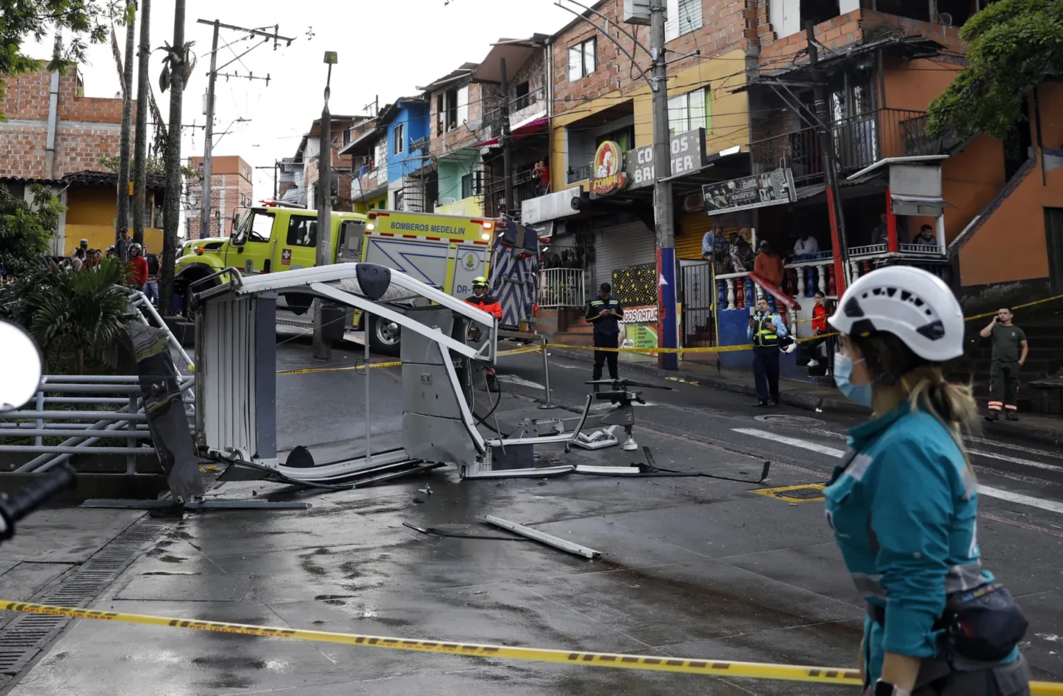 Un muerto y 20 heridos deja la caída de una cabina del sistema de teleféricos en Medellín, Colombia teleféricos