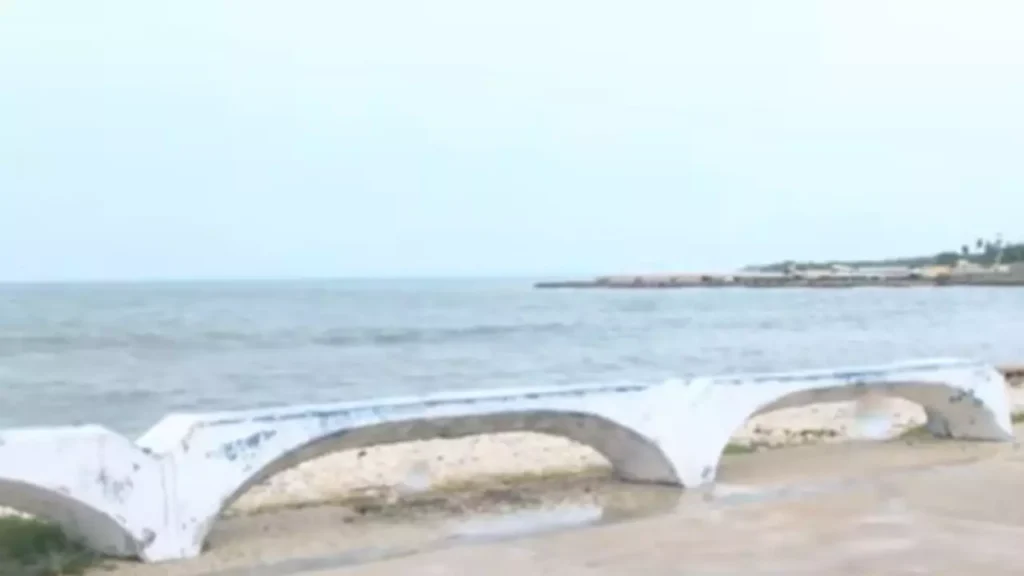 Socorristas de Barahona evacúan zonas de alto riesgo por huracán Beryl Barahona