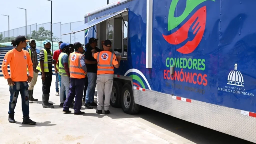 Comedores Económicos realiza amplio operativo de entrega de raciones alimentarias en Villa Vázquez, Monte Cristi Comedores Económicos