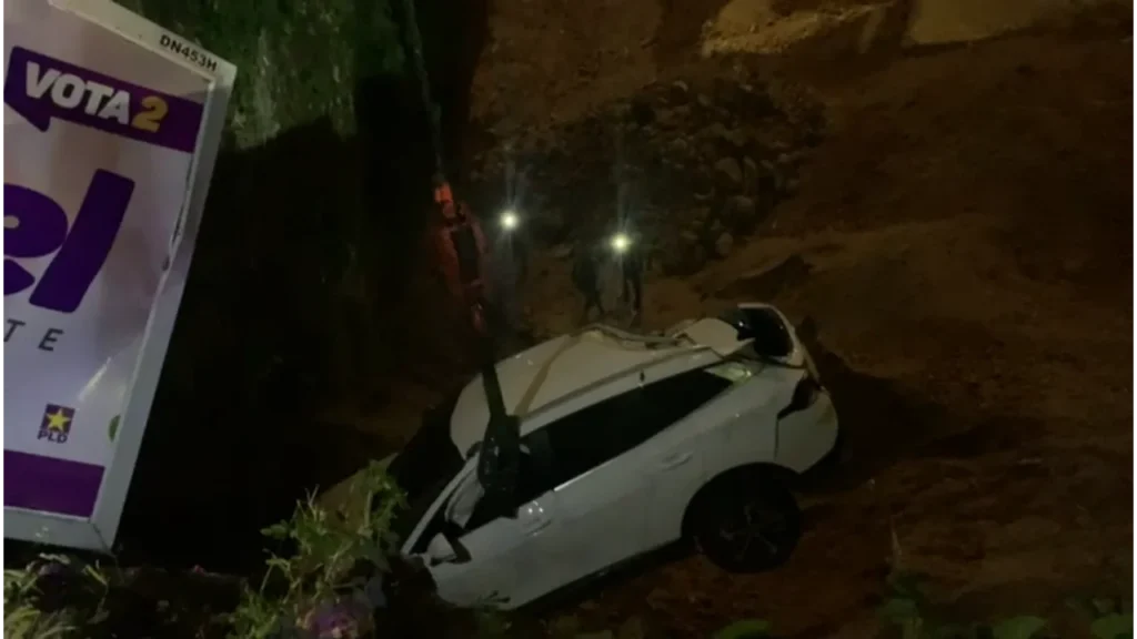 Otra jeepeta cae en un hoyo de excavación en la avenida Anacaona Jeepeta