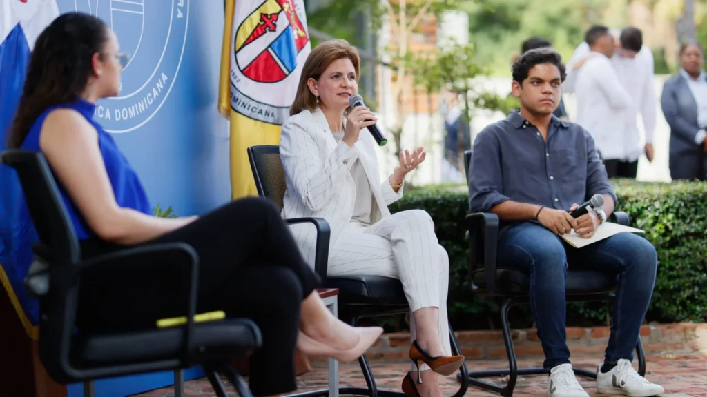 Vicepresidenta destaca, en Café Político de la PUCMM, importancia de las reformas que introducirá el gobierno para la construcción de una RD más equitativa Raquel Peña