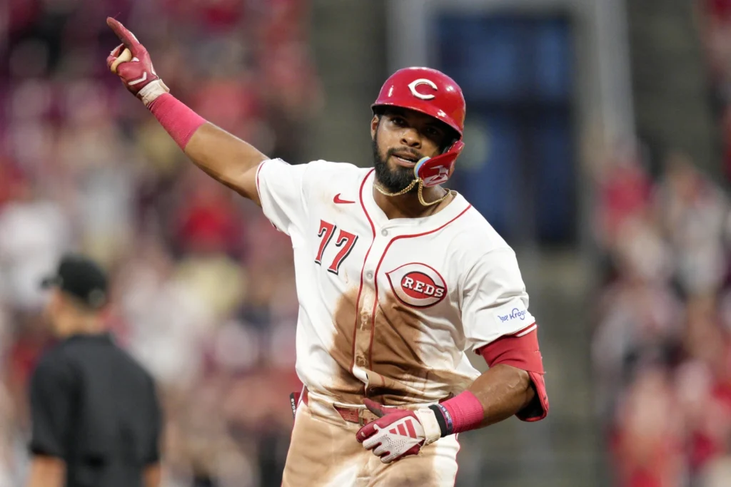 Hinds da jonrón en su debut en las mayores y Abbott lanza 7 innings en triunfo de Rojos ante Rockies Rece Hinds