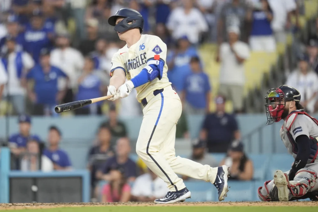 Hernández y Smith guían a Dodgers a victoria sobre Medias Rojas en 11 innings Will Smith