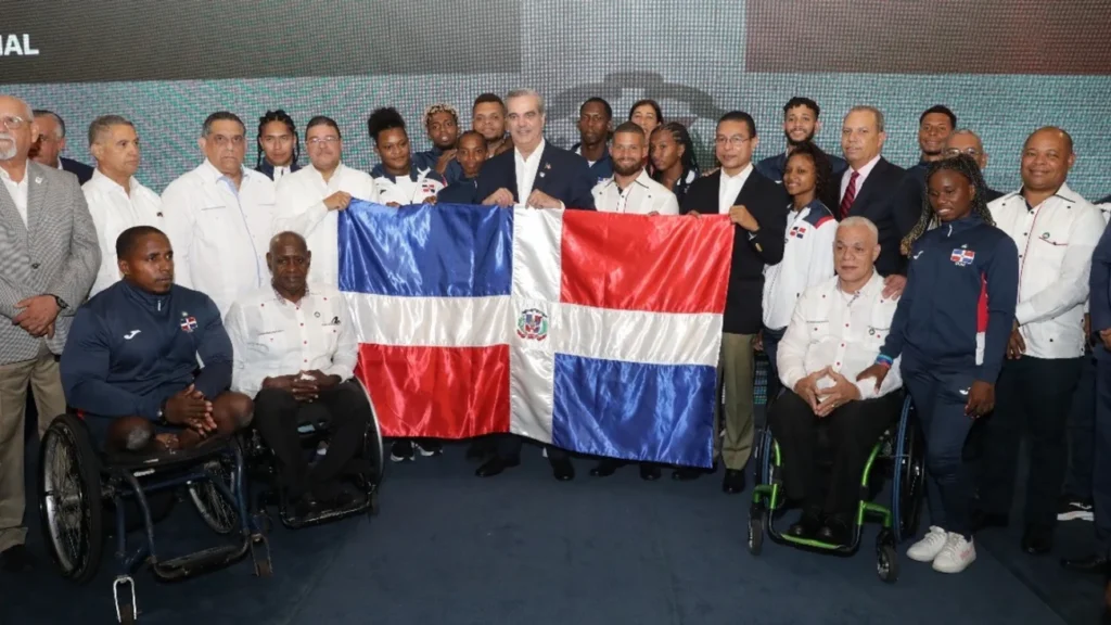 Presidente Abinader entrega la bandera nacional y despide una representación de 57 atletas dominicanos rumbo a las Olimpiadas de París 2024 bandera nacional