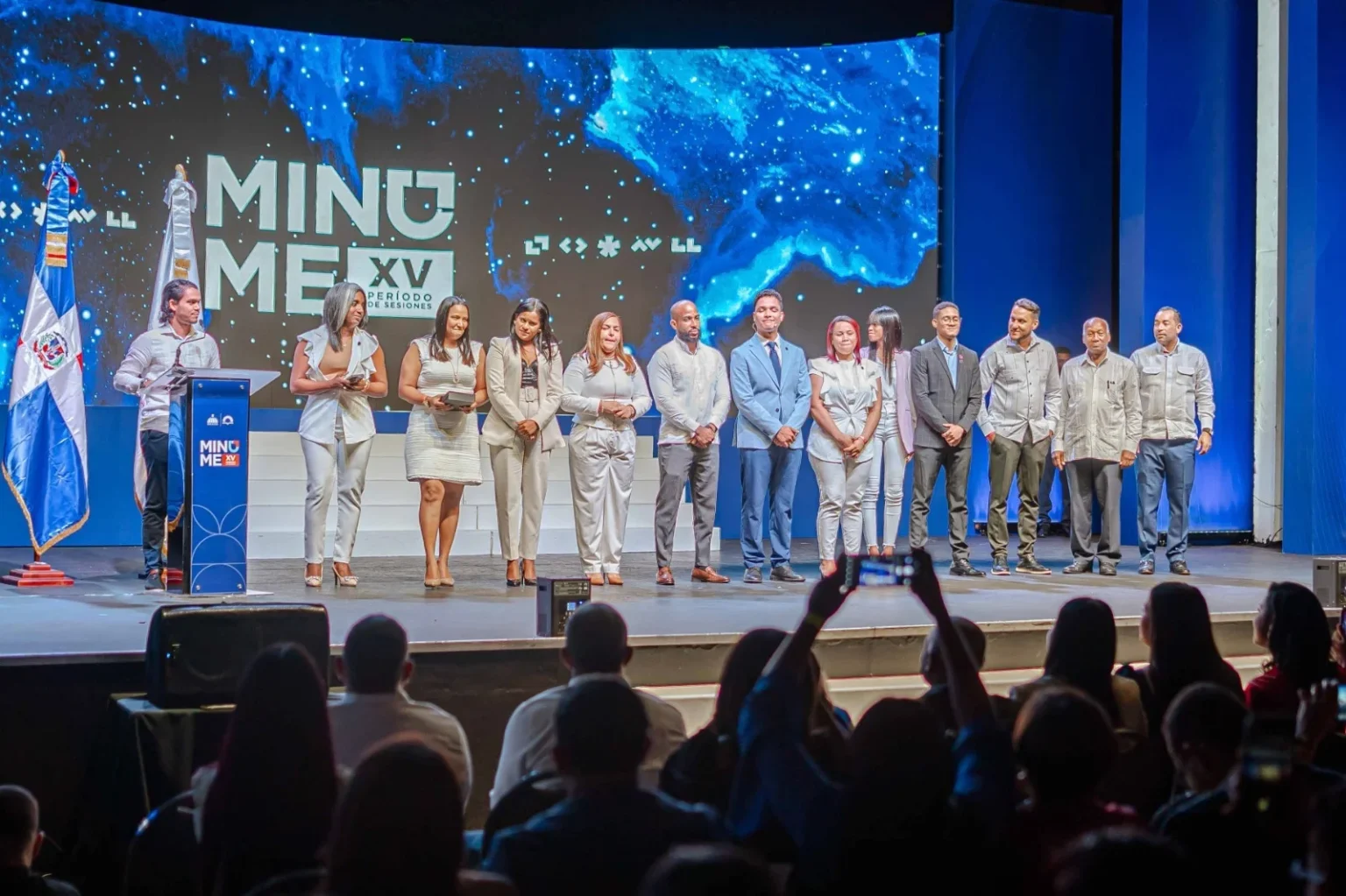 Más de 700 estudiantes líderes participan en el XV Modelo Internacional de las Naciones Unidas del Minerd estudiantes