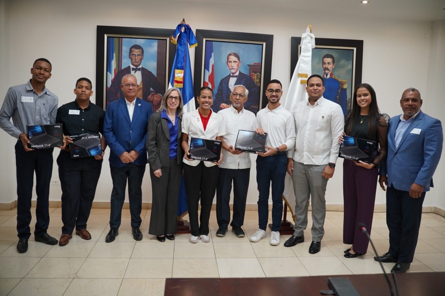 Ministro de Educación entrega dispositivos tecnológicos a estudiantes destacados en el Modelo Internacional de las Naciones Unidas Ministro de Educación