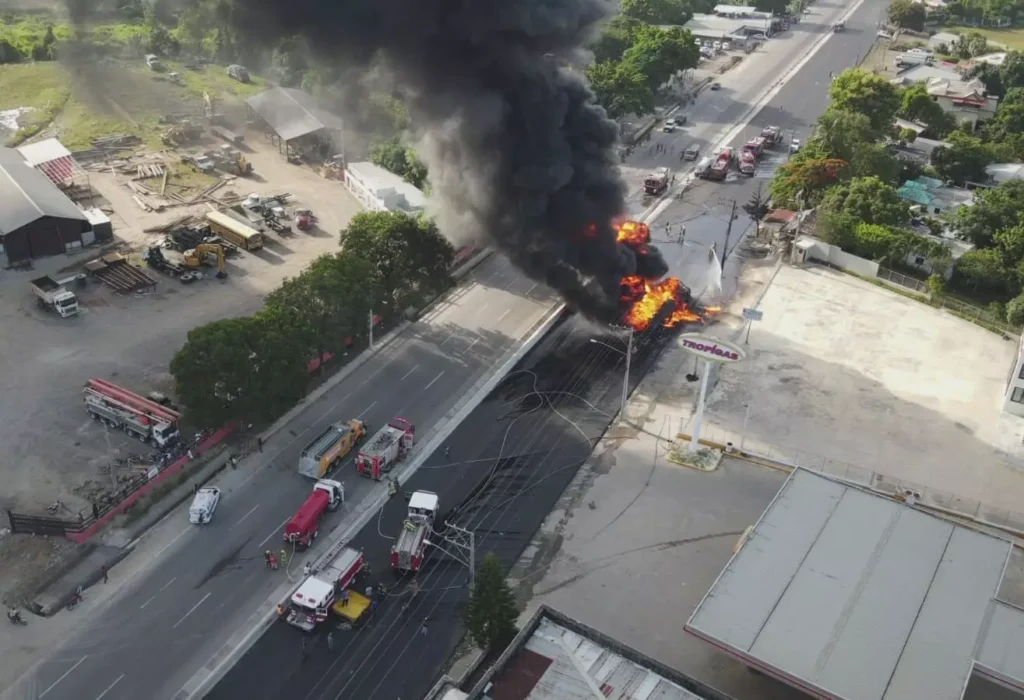 En estado delicado se encuentra chofer del camión que explotó en la autopista Duarte