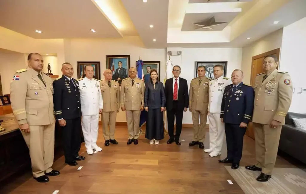 Raquel Peña encabeza toma de posesión del nuevo ministro de Defensa