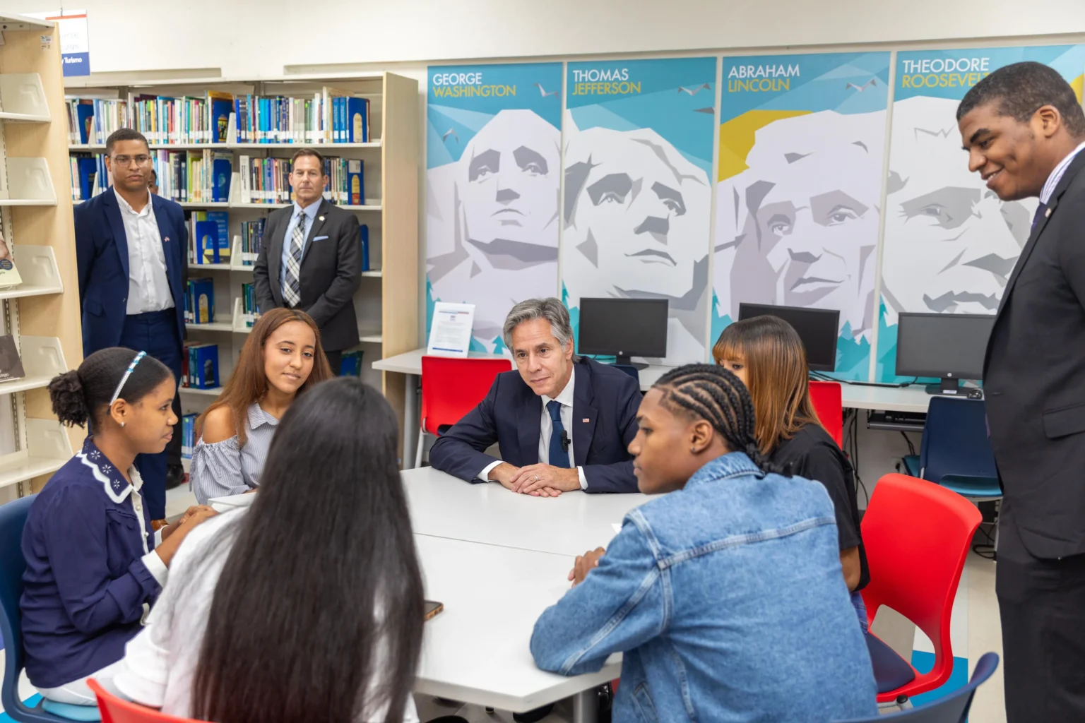 Antony Blinken, se reúne con estudiantes del Programa de Inglés de Inmersión y vicepresidenta Raquel Peña, en el ICDA Antony Blinken