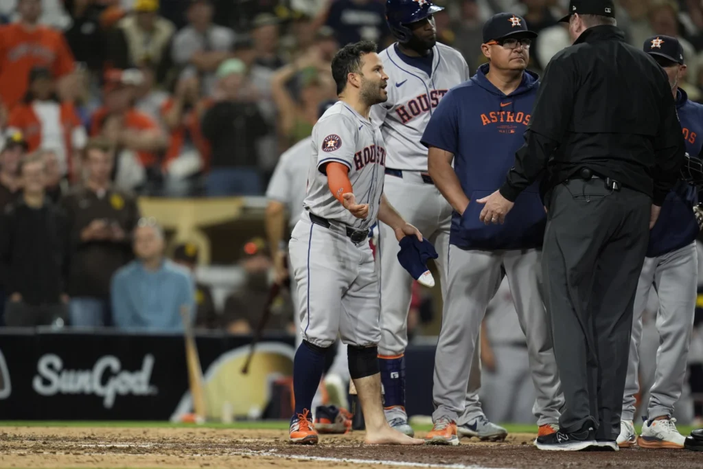 Astros superan 4-3 a Padres en 10 innings, tras expulsión de Altuve José Altuve