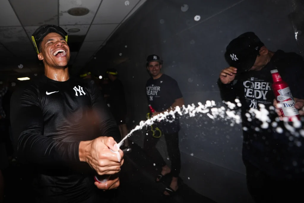 Los Yankees se aseguran un lugar en los playoffs al vencer a los Marineros 2-1 en 10 entradas Juan Soto
