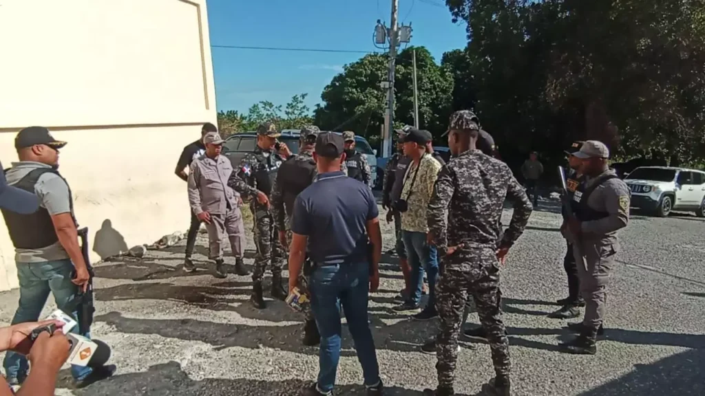 Recluso de la cárcel del kilómetro 15 de Azua secuestra al coronel encargado, quien se encuentra herido de bala Recluso