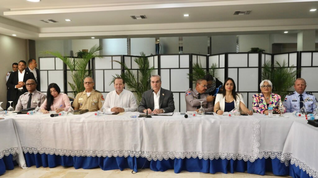Presidente Abinader encabeza reunión de seguimiento al Plan de Seguridad Ciudadana Presidente Abinader encabeza reunión de seguimiento al Plan de Seguridad Ciudadana