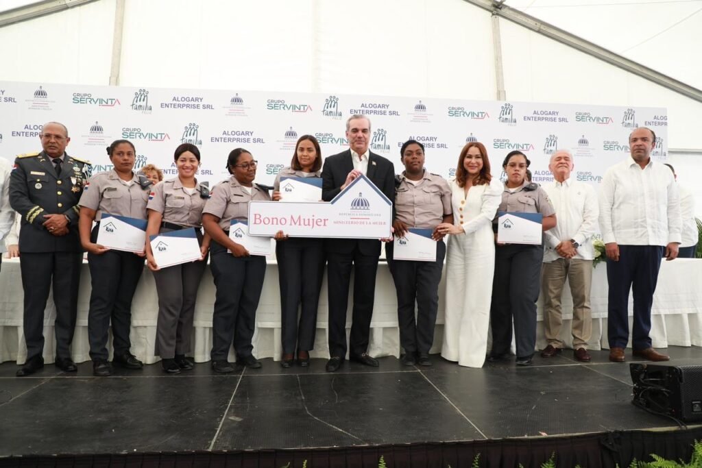 Abinader entrega 250 apartamentos a miembros de la Policía Nacional en Los Alcarrizos