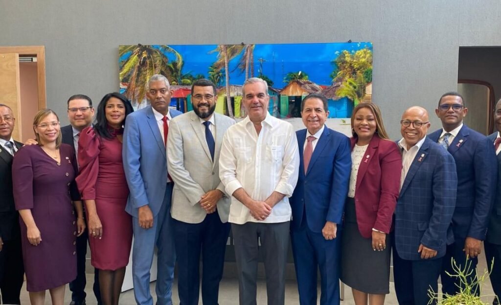 Abinader acuerda exonerar impuestos a iglesias evangélicas en reforma fiscal