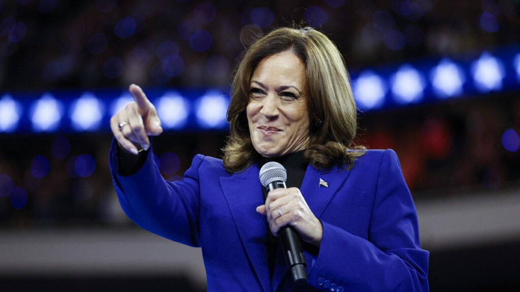 Latinos apoyan a Harris en estados péndulo y prefieren su plan económico, según sondeo