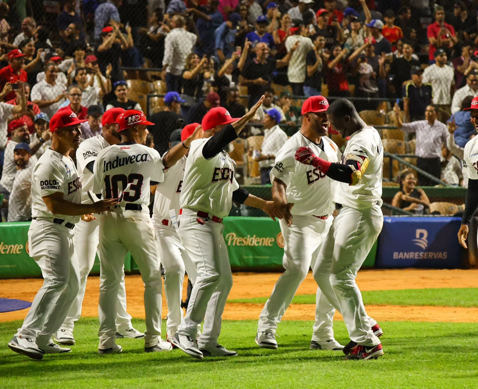 Los Leones del Escogido inician la temporada con victoria sobre los Tigres del Licey Junior Lake