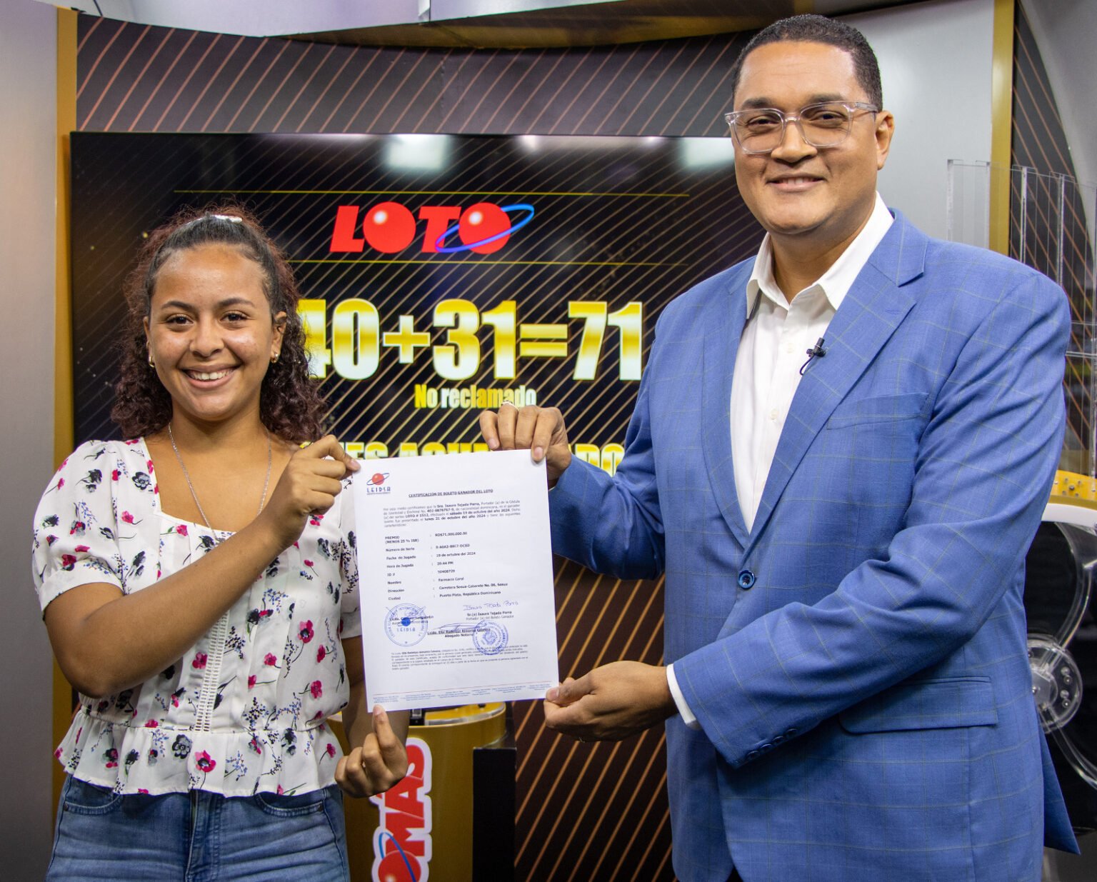 Leidsa entrega certificado a joven manicurista que ganó 71 millones en el Loto