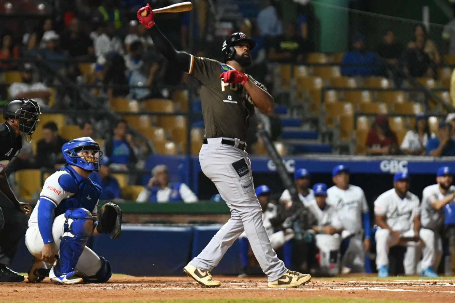 Carlos Peguero empata récord de cuadrangulares en triunfo de los Gigantes sobre Licey Carlos Peguero
