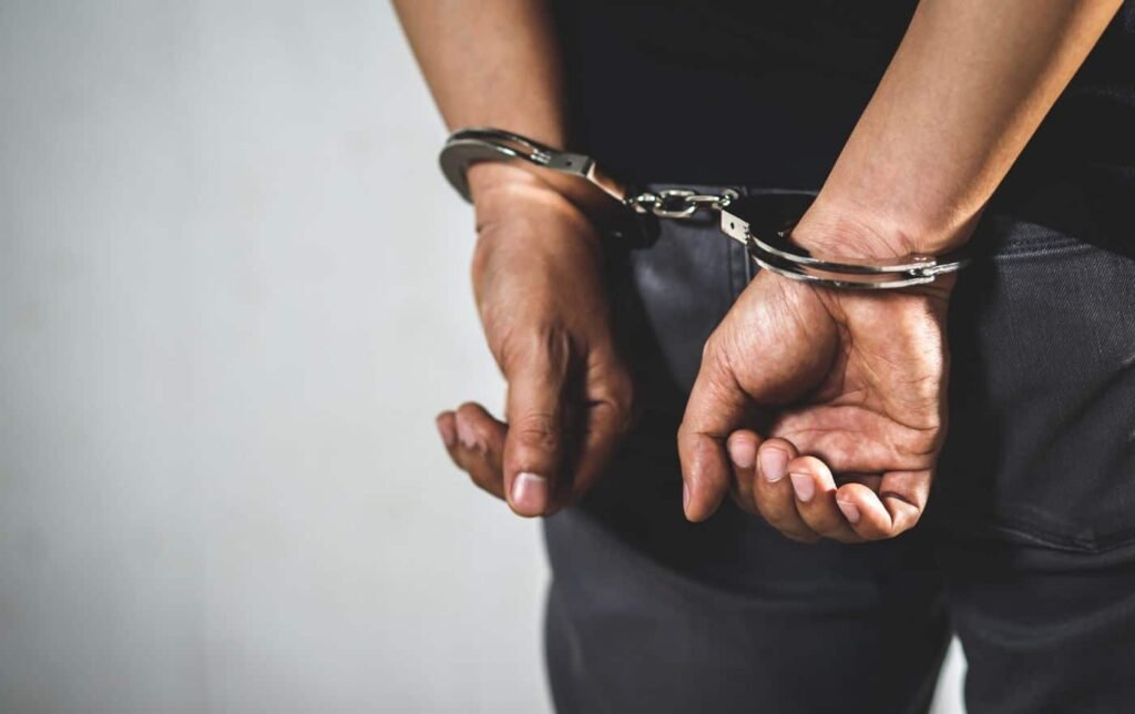 Arrestan a hombre acusado de estafa por ofrecer visa de trabajo fraudulenta para EE. UU.