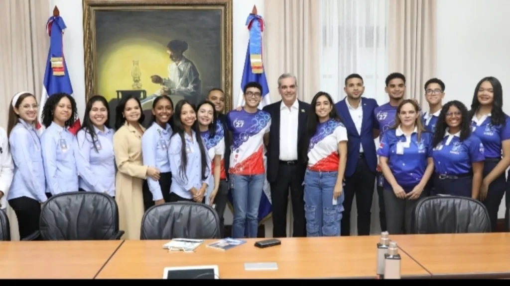 Presidente Abinader recibe estudiantes universitarios y de nivel secundario que participan en concurso NASA Presidente Abinader (1)