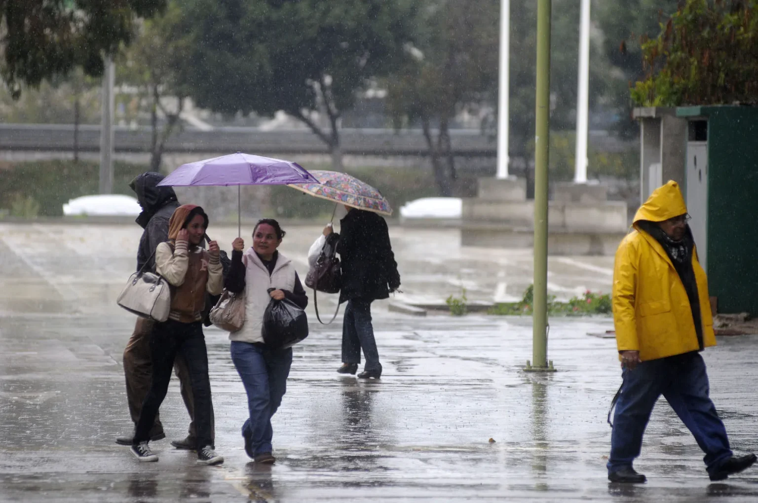 Vaguada y sistema frontal estarán generando aguaceros y tronadas sobre el país Vaguada