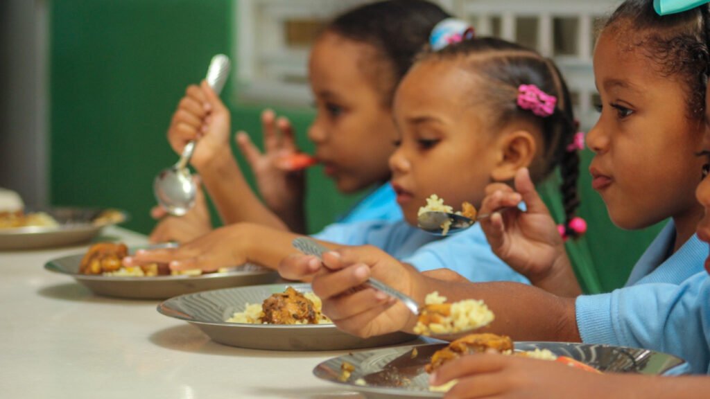 Más de 720 mil familias beneficiadas con ahorro de RD$81 mil millones por programa de alimentación escolar Más de 720 mil familias beneficiadas con ahorro de RD$81 mil millones por programa de alimentación escolar