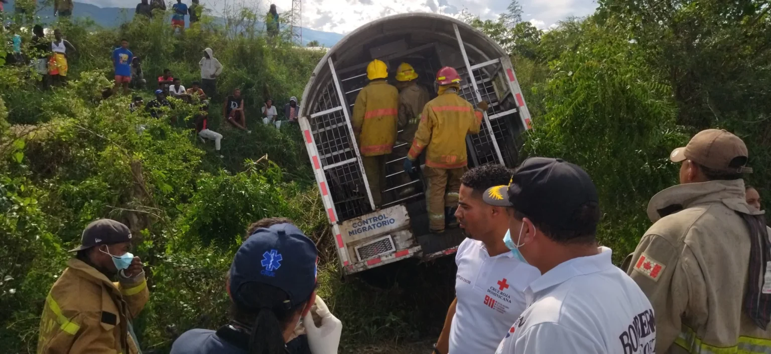 Accidente de tránsito en San Juan deja un muerto y varios haitianos heridos tras choque de camión de Migración Accidente