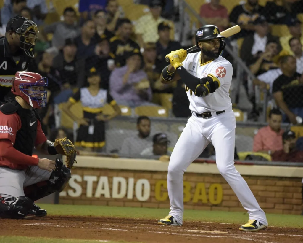 Águilas remontan y vencen a los Leones en el Estadio Cibao Águilas Cibaeñas