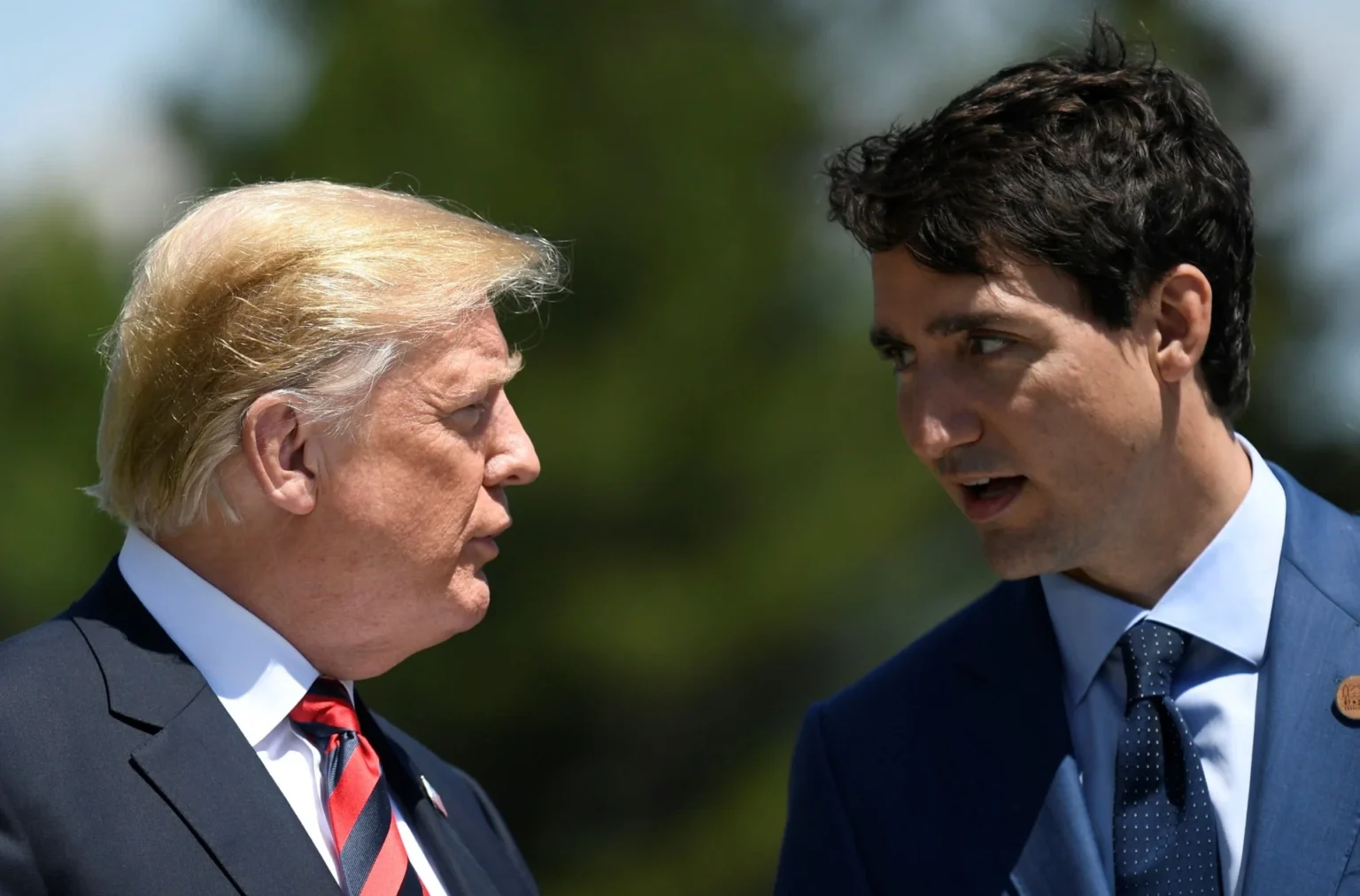 Trump sugirió a Trudeau la integración de Canadá en EE.UU. para evitar los aranceles, según medios Donald Trump y Justin Trudeau