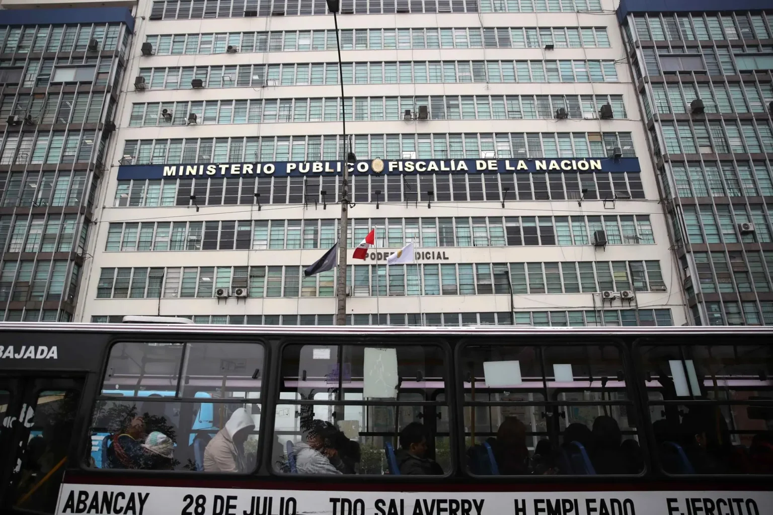 La Fiscalía registra la casa del portavoz presidencial de Perú por presunta corrupción Fiscalía