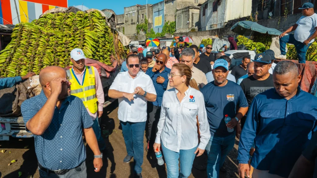 Ministro Paliza y alcaldesa Mejía recorren mercados de la Duarte y Villas Agrícolas; planifican su readecuación Ministro Paliza y alcaldesa Mejía