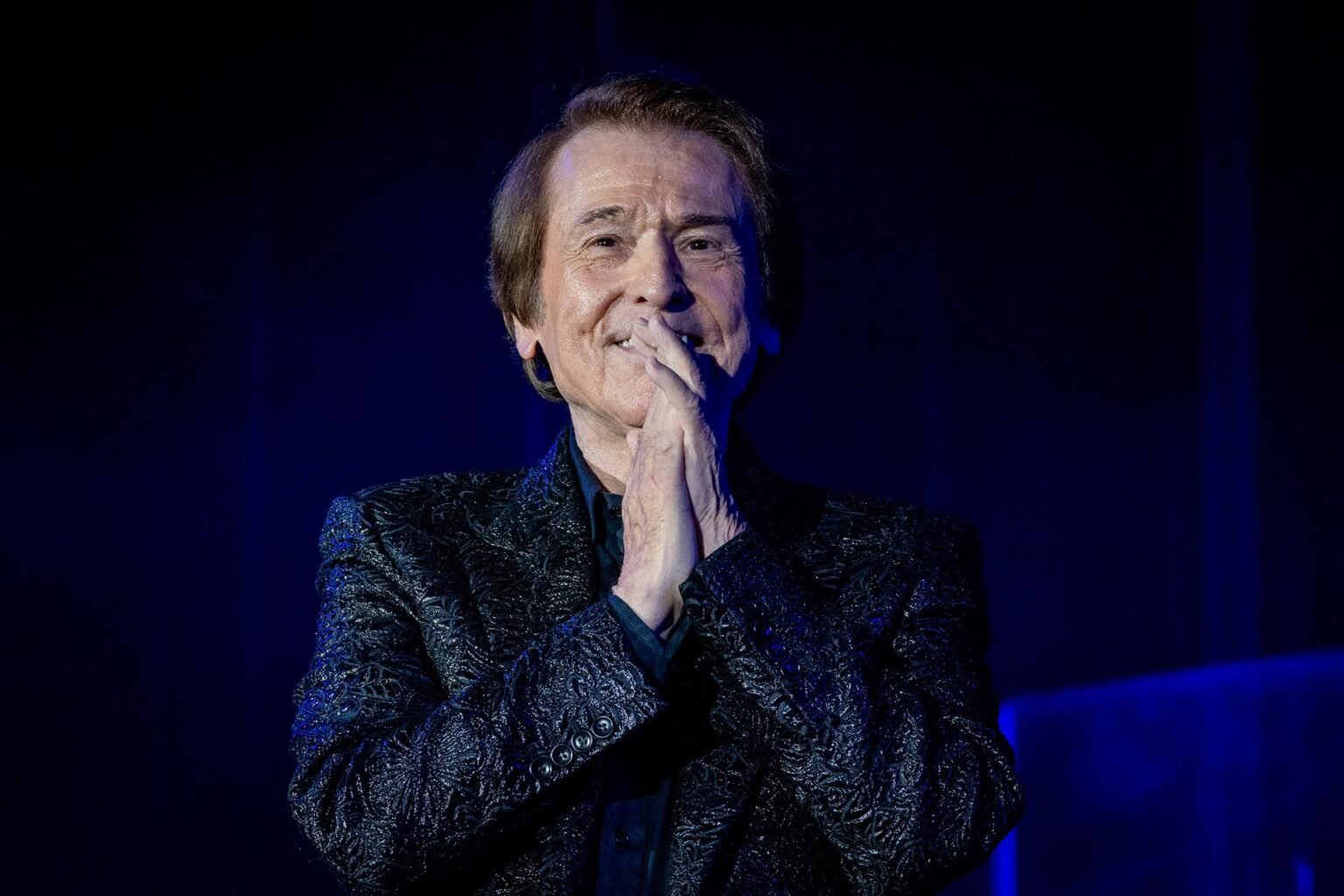 Raphael tiene cáncer cerebral y ya está siendo tratado, informa el hospital