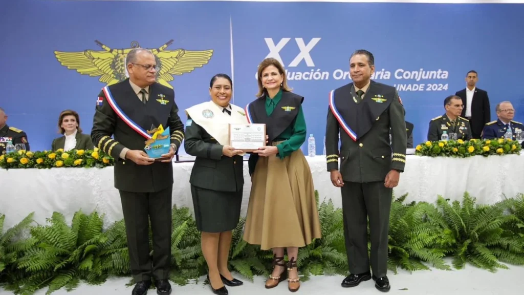 Vicepresidenta Raquel Peña encabeza graduación de 2,650 civiles y militares en la Unade Raquel Peña
