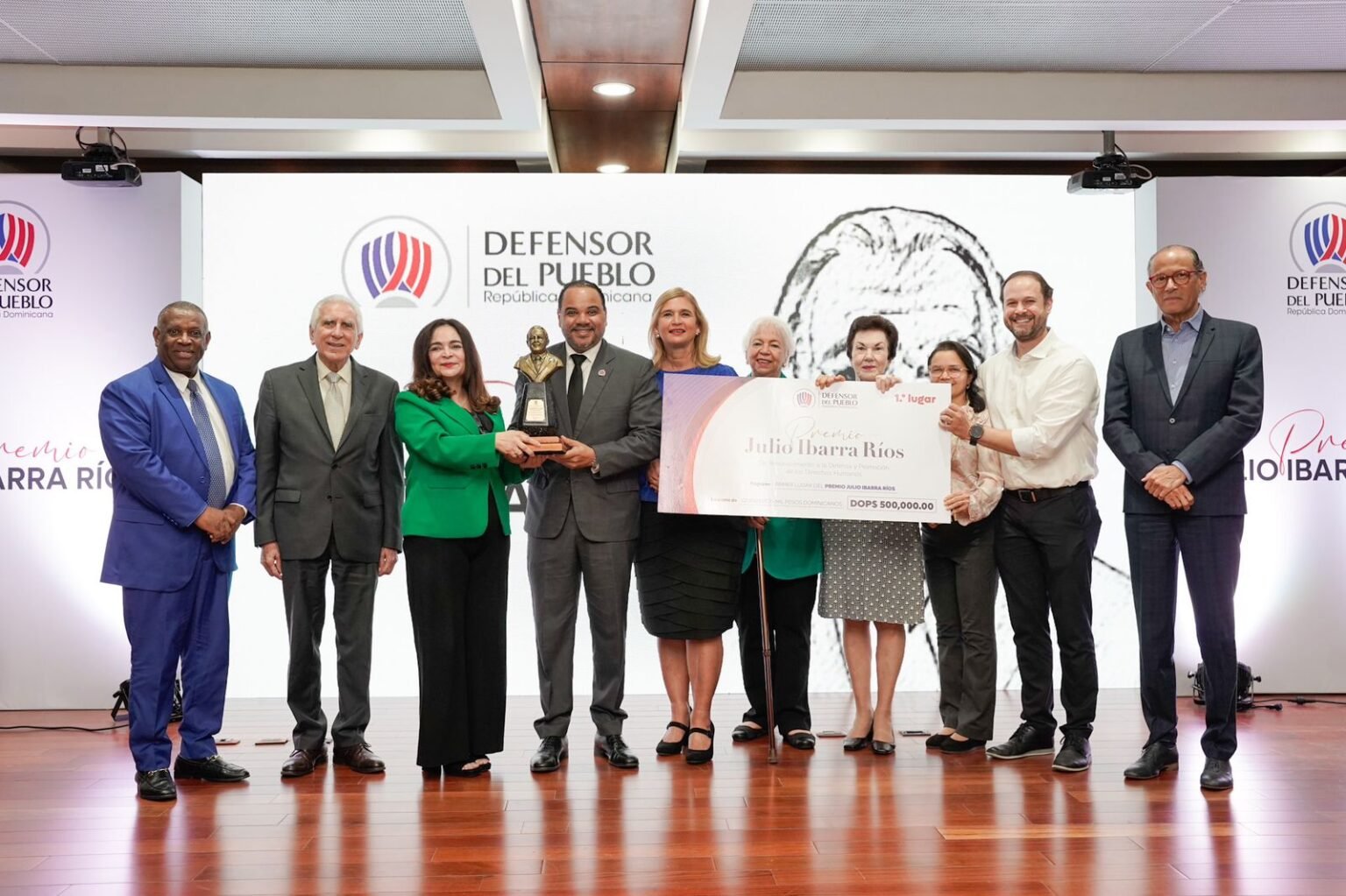 Defensor del Pueblo entrega Premio Julio Ibarra Ríos