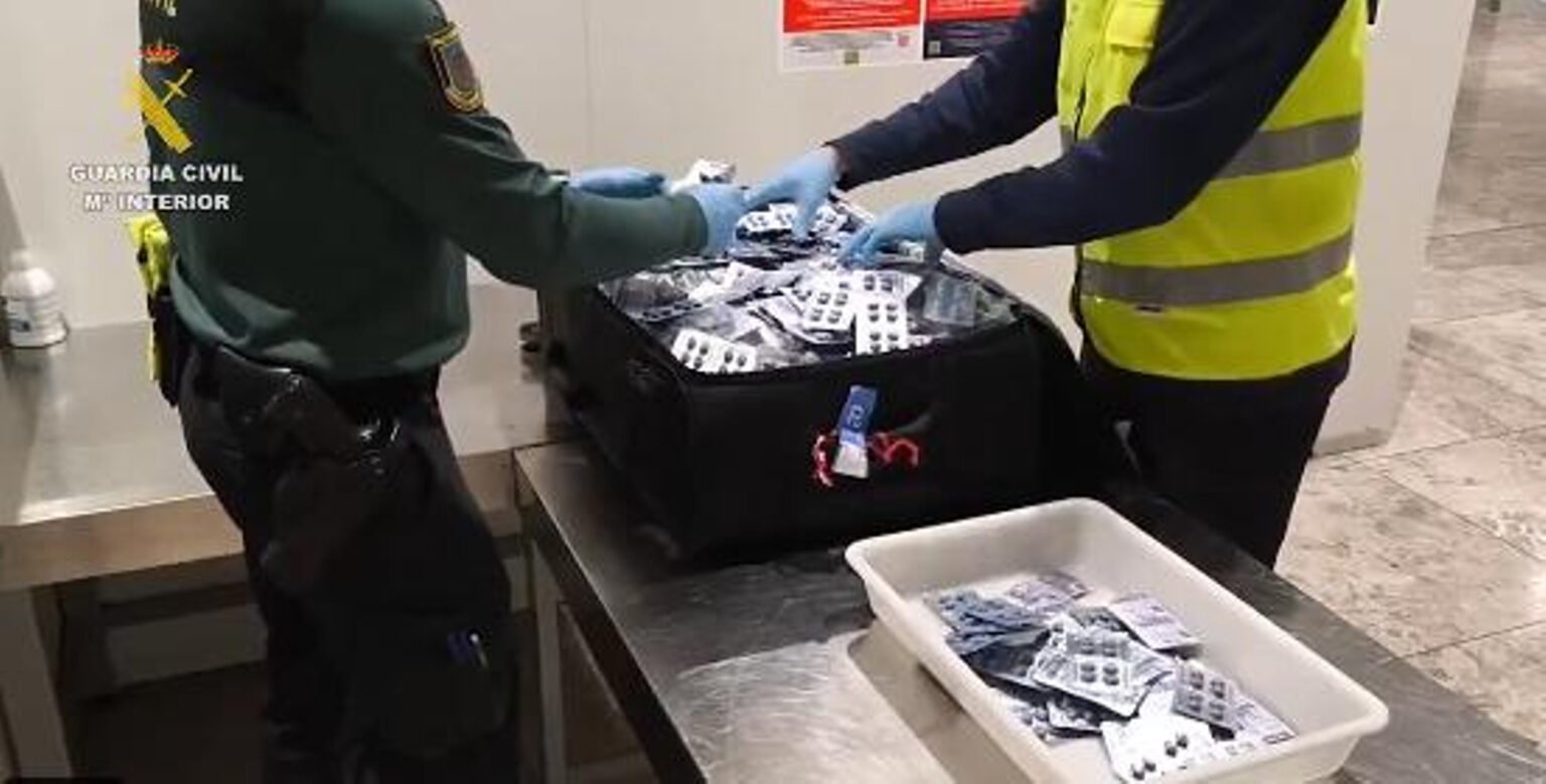 Arrestan a dominicana con 20,000 pastillas para disfunción eréctil en España