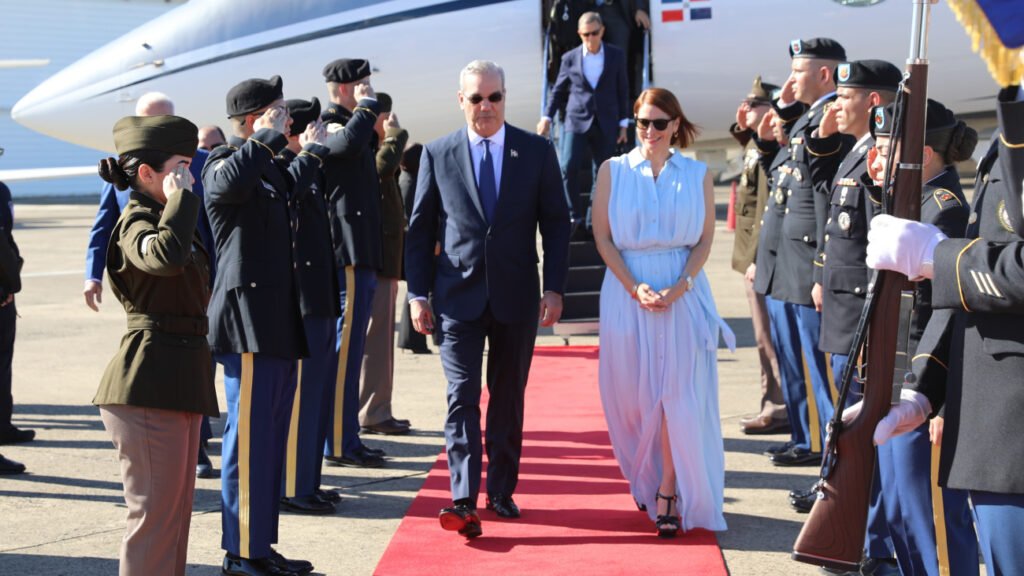 El presidente dominicano, Luis Abinader, llegó la mañana de este jueves a la ciudad de San Juan, Puerto Rico, para asistir a la toma de posesión de la nueva gobernadora,